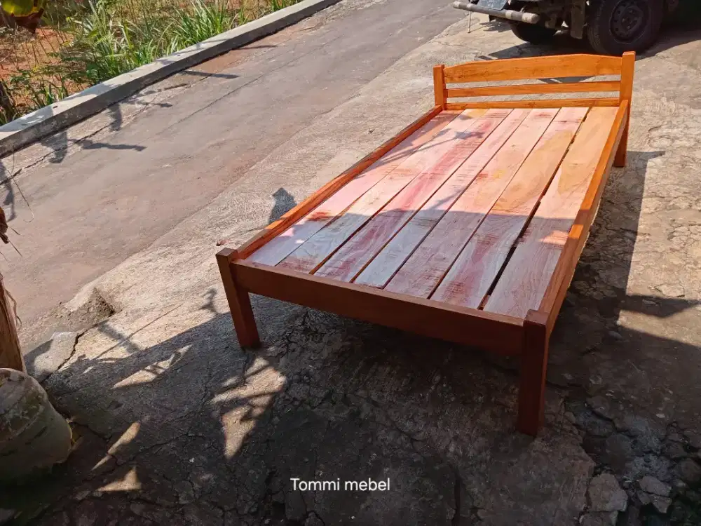 Dipan sederhana kayu mahoni