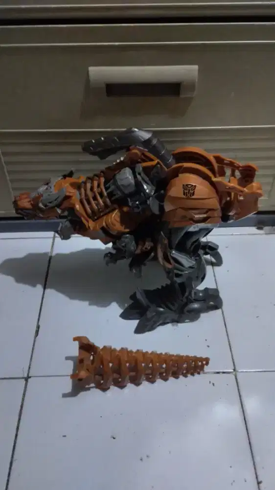 Mainan koleksi Transformers.