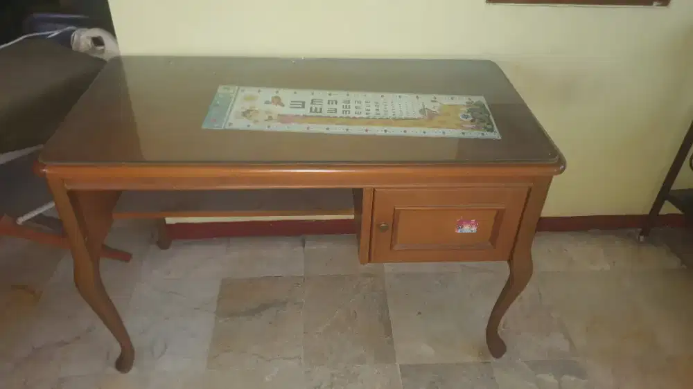 Meja kerja kayu kokoh