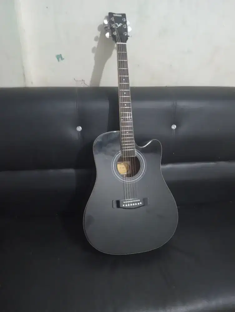 Yamaha adalah salah satu merek gitar akustik yang sangat populer