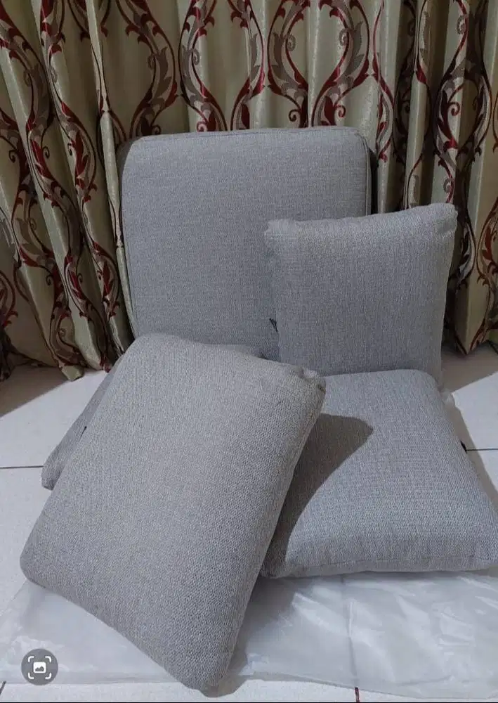 Bantal-bantal Besar (73 x 73 cm) dan Kecil (52 x 57 cm)