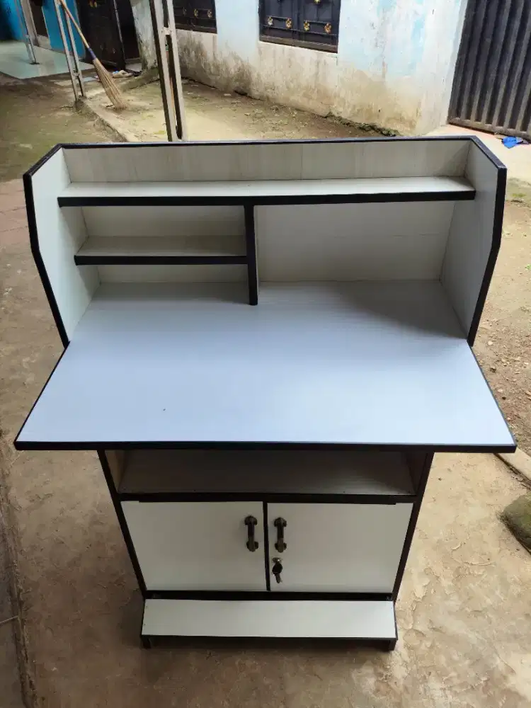 Meja belajar minimalis