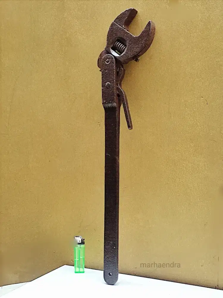 Kunci Inggris ukuran jumbo era kolonial