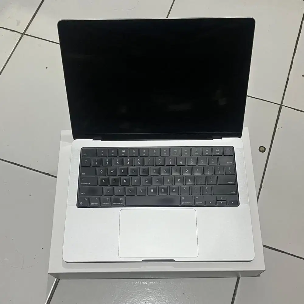 Second MacBook Pro M1 (Retina, 14-inch, 2021) 16/512GB Siver Ex Box