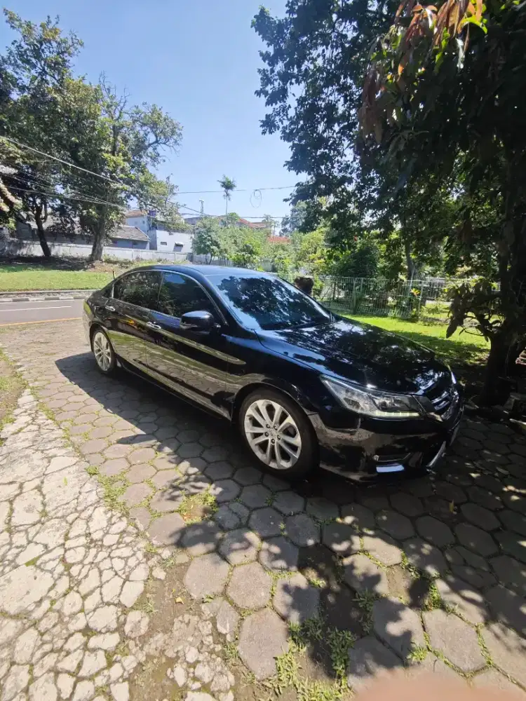 Jual butuh Honda Accord 2.4 vtil warna hitam tahun 2013 pajak STNK on