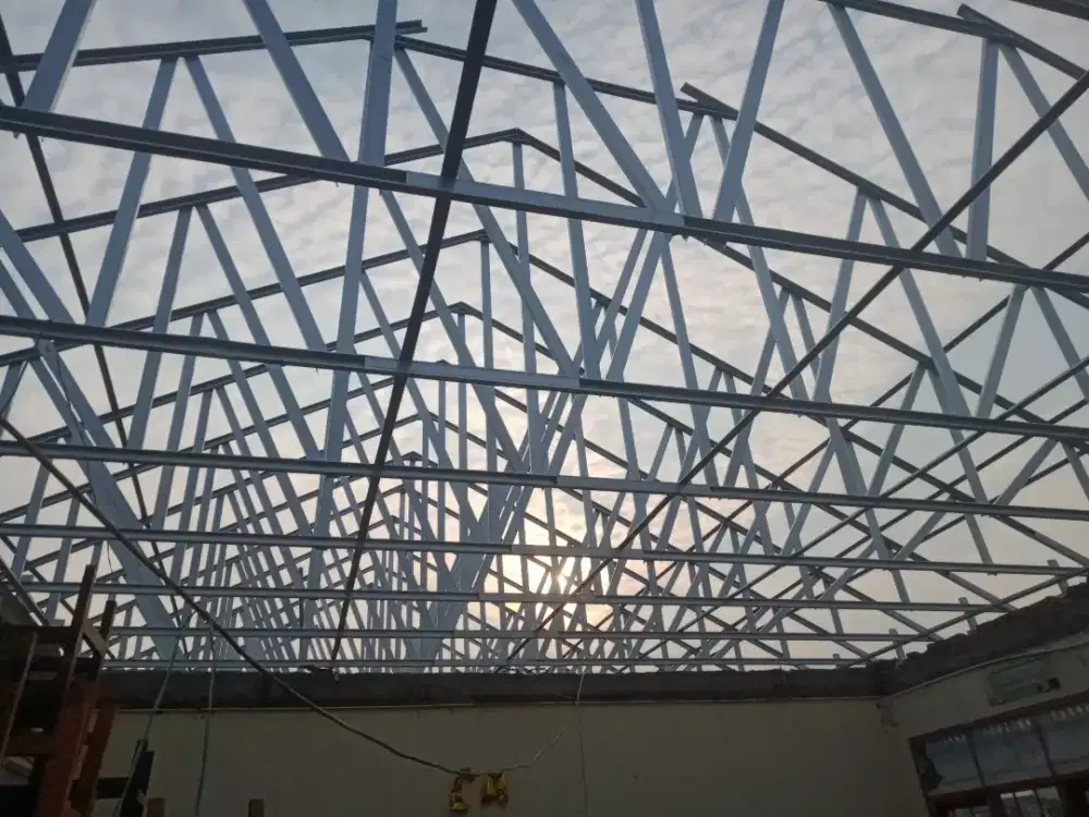 Bongkar pasang atap baja ringan