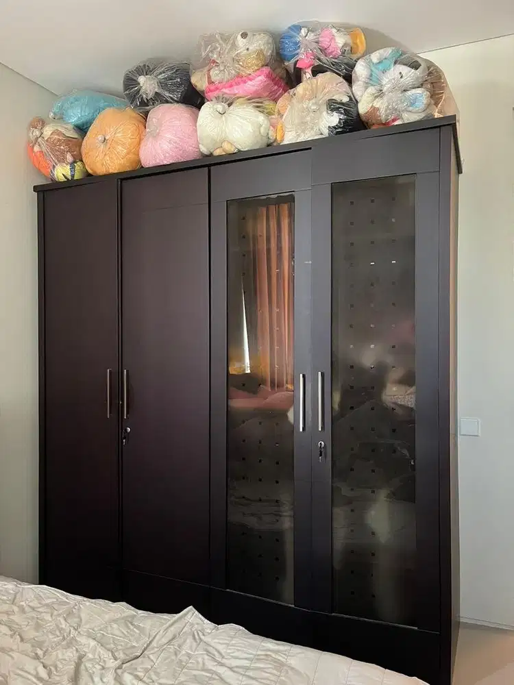 lemari 4 pintu coklat