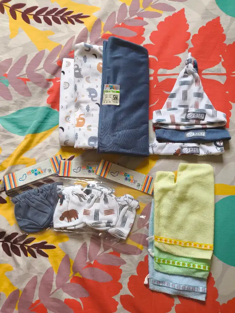 Bedong bayi, topi, dan sarung tangan kaki free washlap