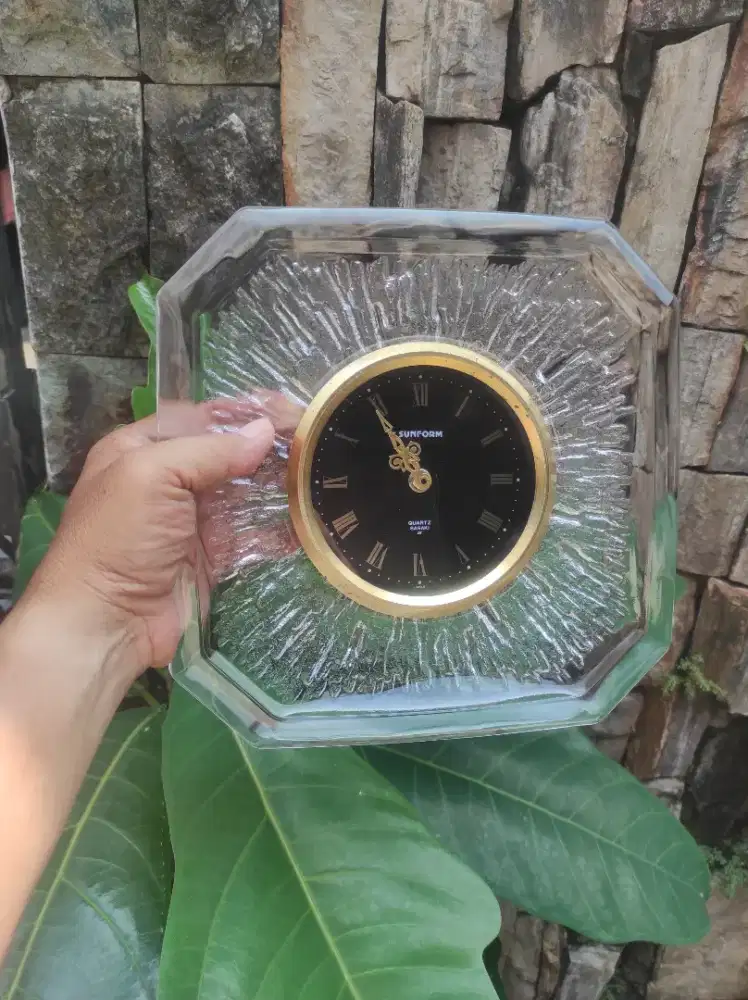 Antik jam kristal di atas meja kantor merk sunform Sasaki Made n japan