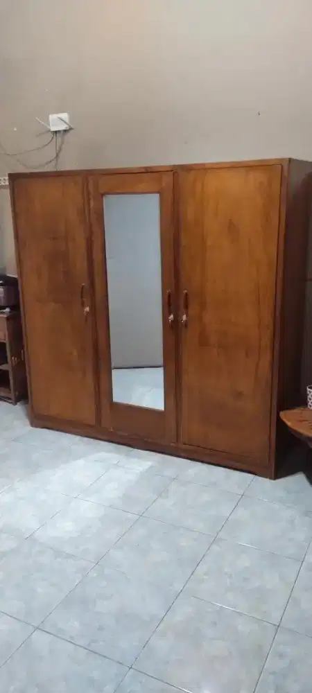Lemari pakaian 3 pintu minimalis jati tua