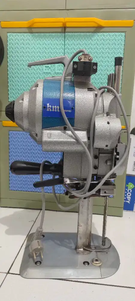 Mesin Potong Kain KM Lumino 8