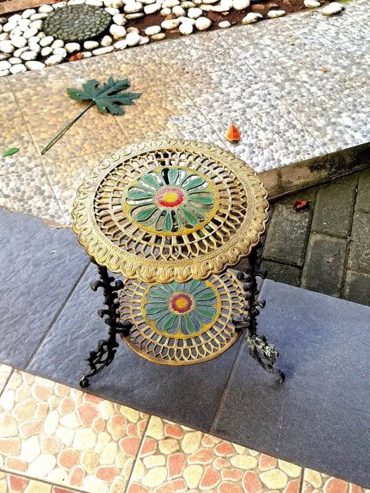 Meja Besi Ukiran Jadul Antik untuk dudukan pot atau meja teh