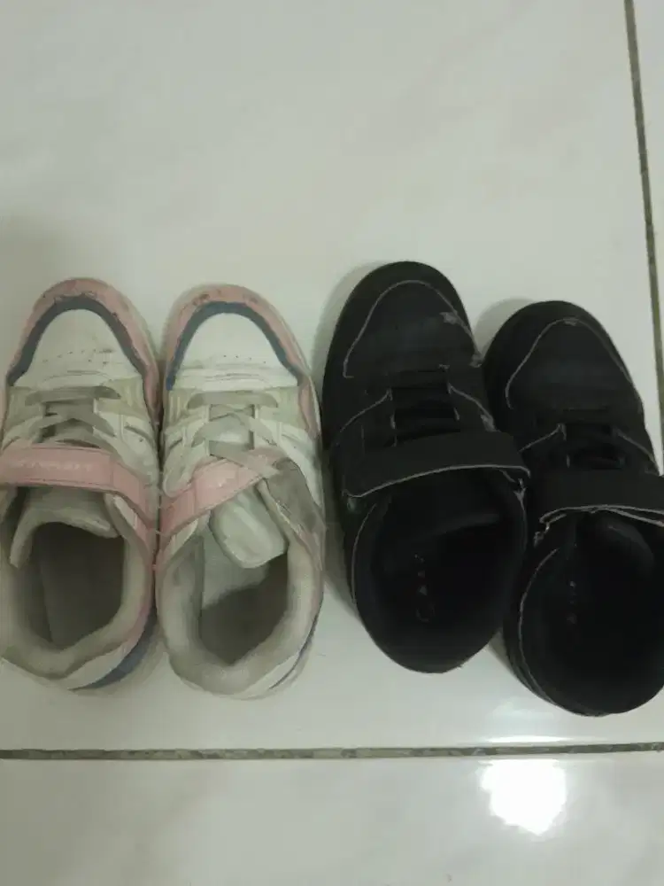 Sepatu anak sekolah