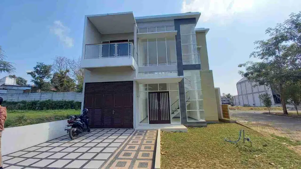 Rumah mewah ada kolam renang dijual dekat kampus UMM