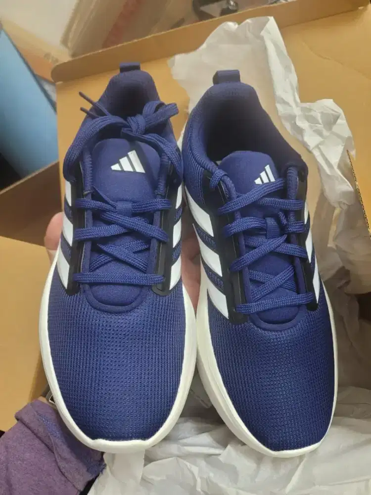 Sepatu running adidas