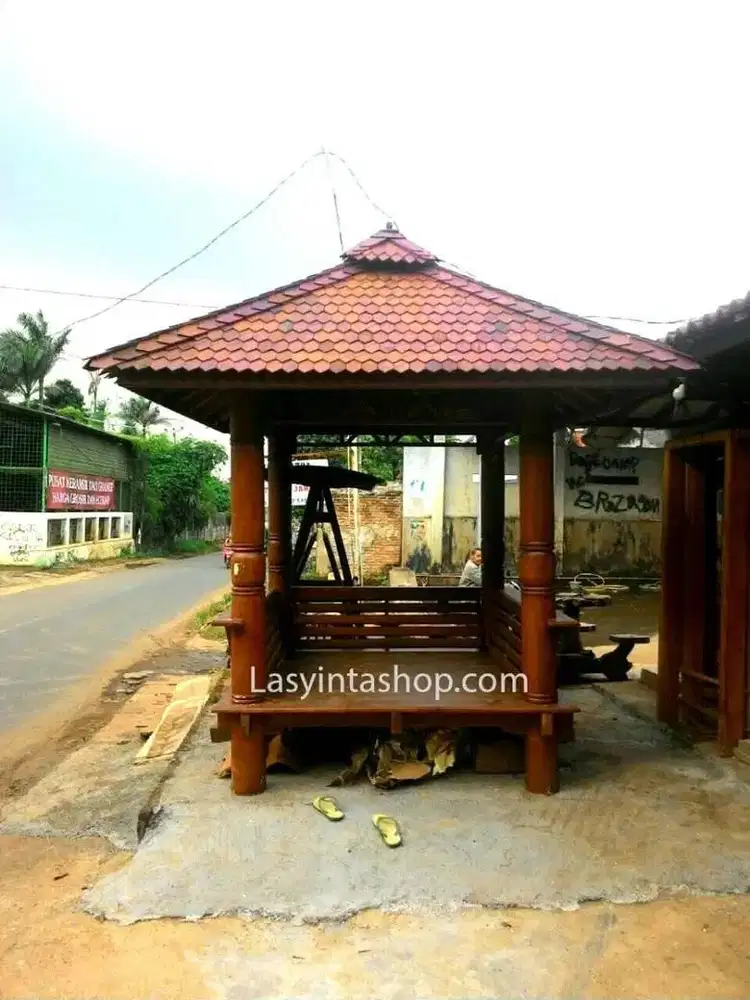 Gazebo dengan kayu kelapa ukuran 2x2 m