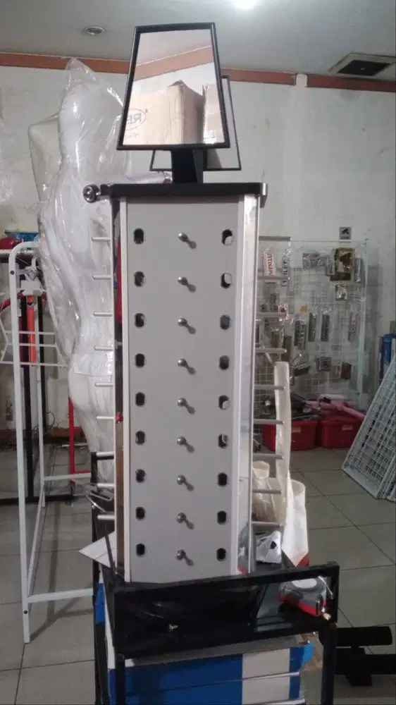 display kacamata putar