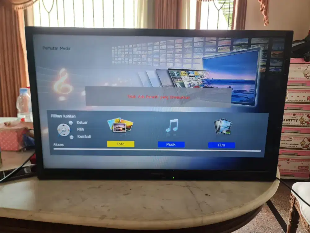 Televisi LED Panasonic 32 inchi TH-L32B6G
+ remote