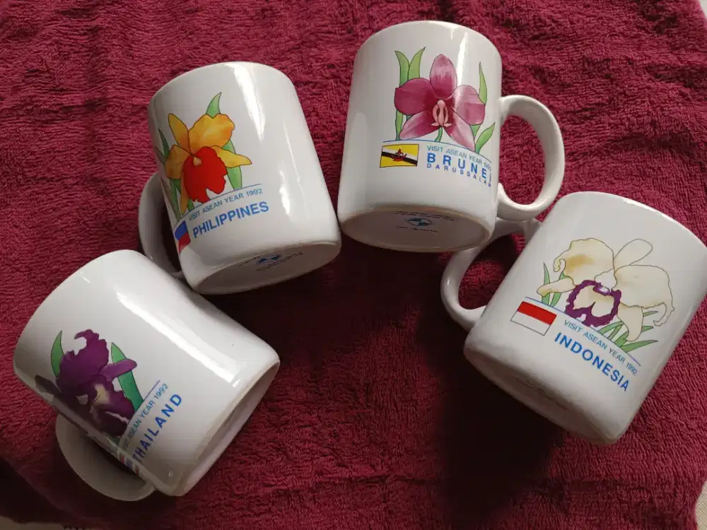 Mug keramik dengan motif bunga anggrek dan bendera negara