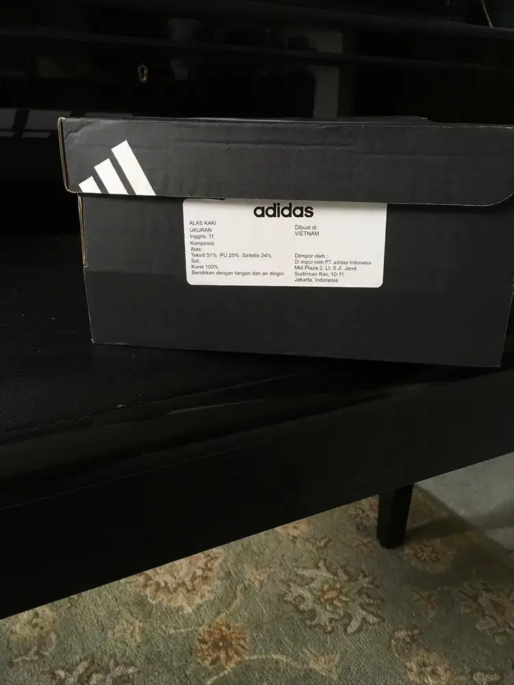 Dijual Sepatu Tennis merk Adidas (Size UK 11)