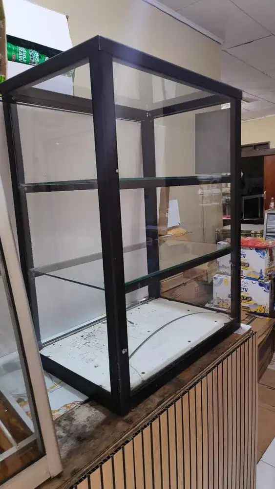 Etalase kaca untuk jualan