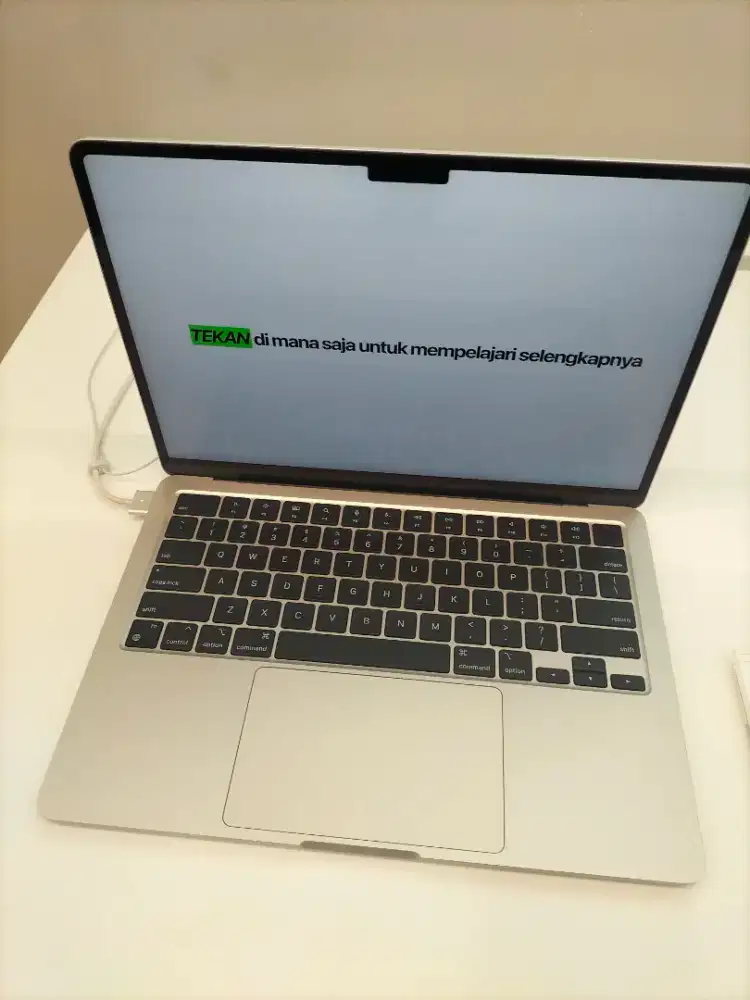 Macbook air M2 (13,6 inchi)