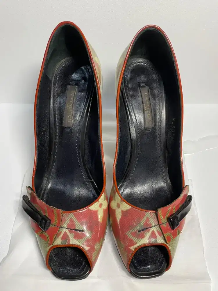 Dijual Cepat, Cuci Lemari ! Sepatu Louis Vuitton 100 % Asli size 35.5