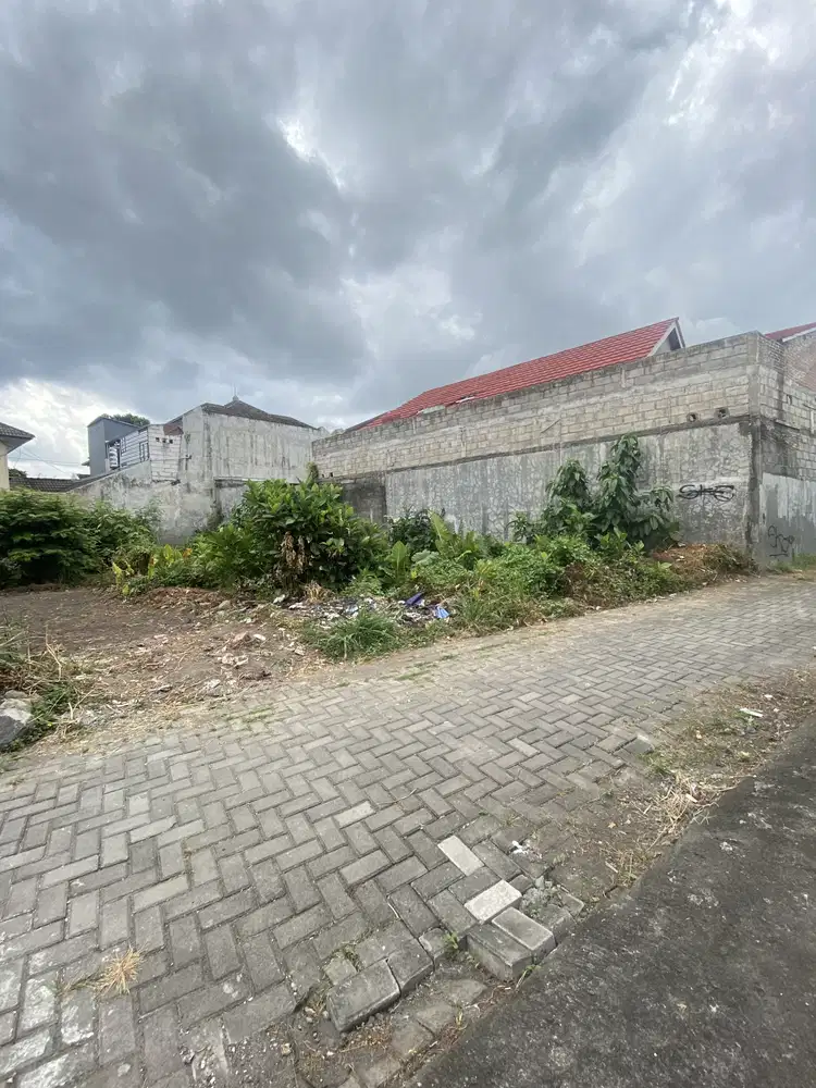 Tanah pekarangan tiyasan gandok condong catur. Dkt bale hinggil jakal