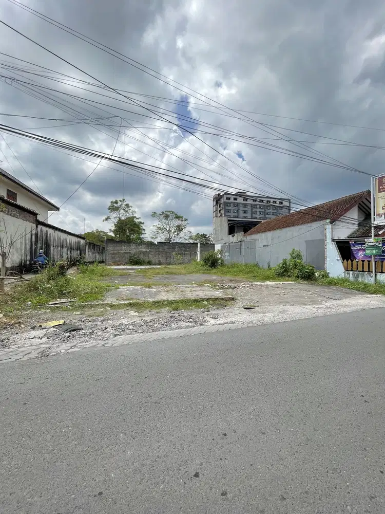 Tanah HOOK di Barat Hotel Marriot,Selatan Pakuwon Mall