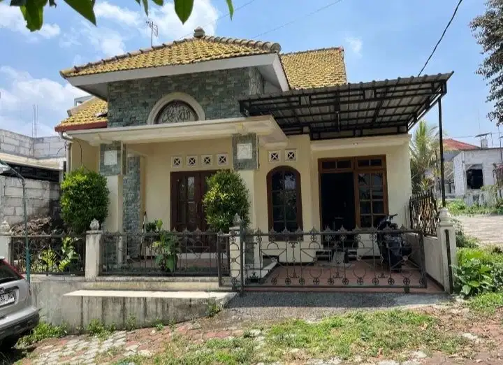 Dijual murah rumah berserta perabotan di Karangploso Malang