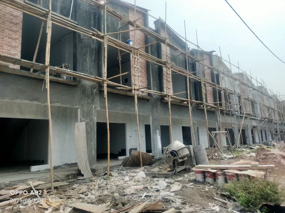 Ruko 2 lantai dalam kawasan perumahan