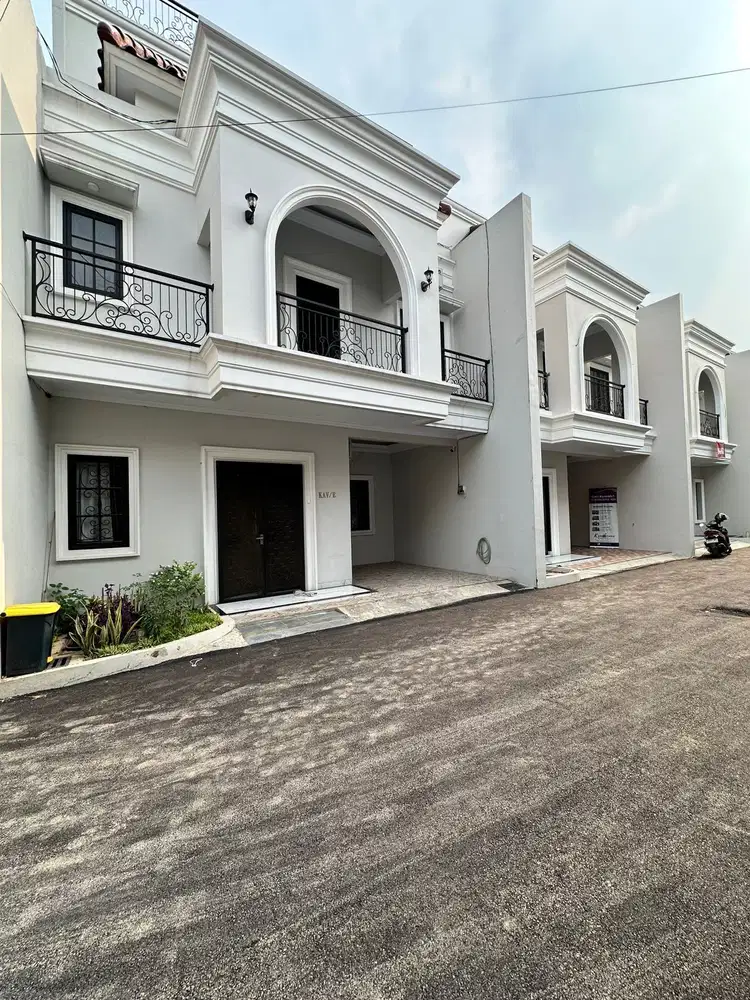 Rumah 2 Lantai plus rooftop dalam cluster Jagakarsa