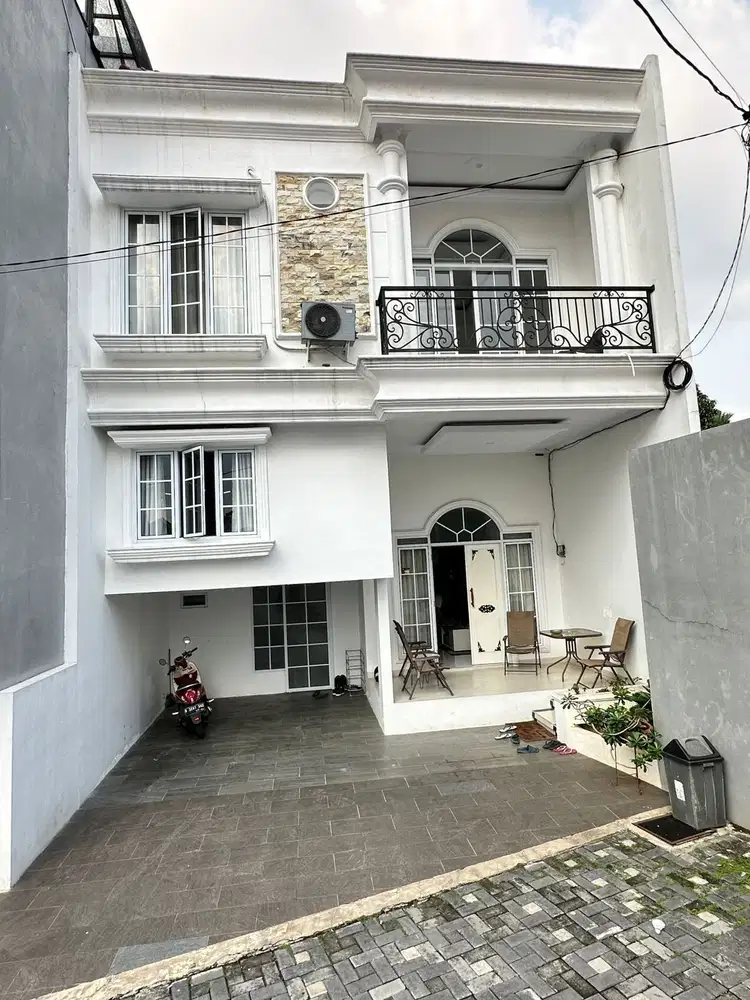 Rumah ada taman belakang dalam cluster Jakarta Selatan Jagakarsa