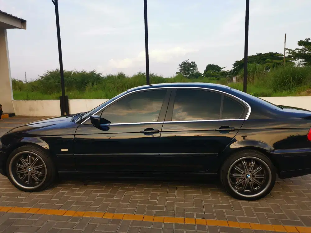 BMW 325i 2002 Bensin