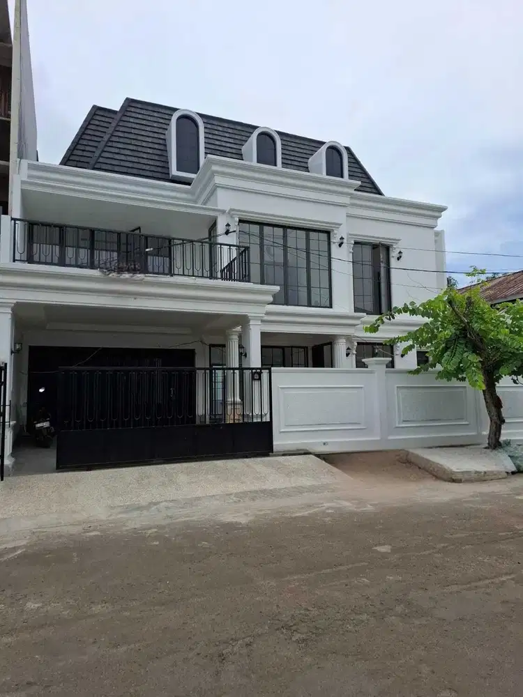 Dijual Rumah Modern Classic dilengkapi kolam renang di Bintaro
