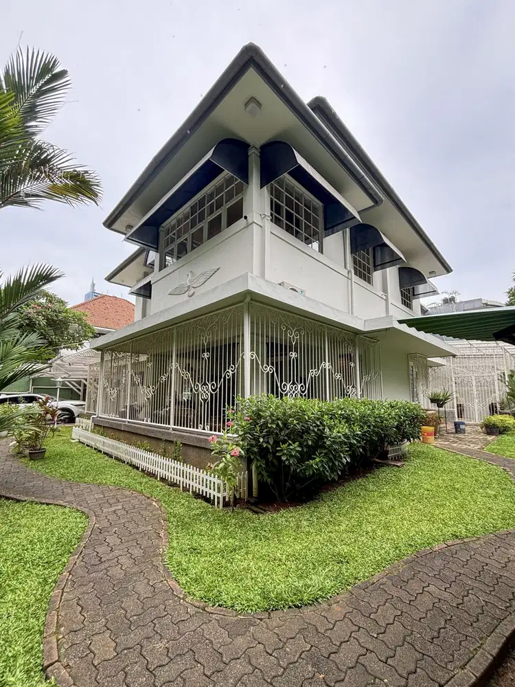 Rumah 2 Lantai di Menteng Lokasi Strategis