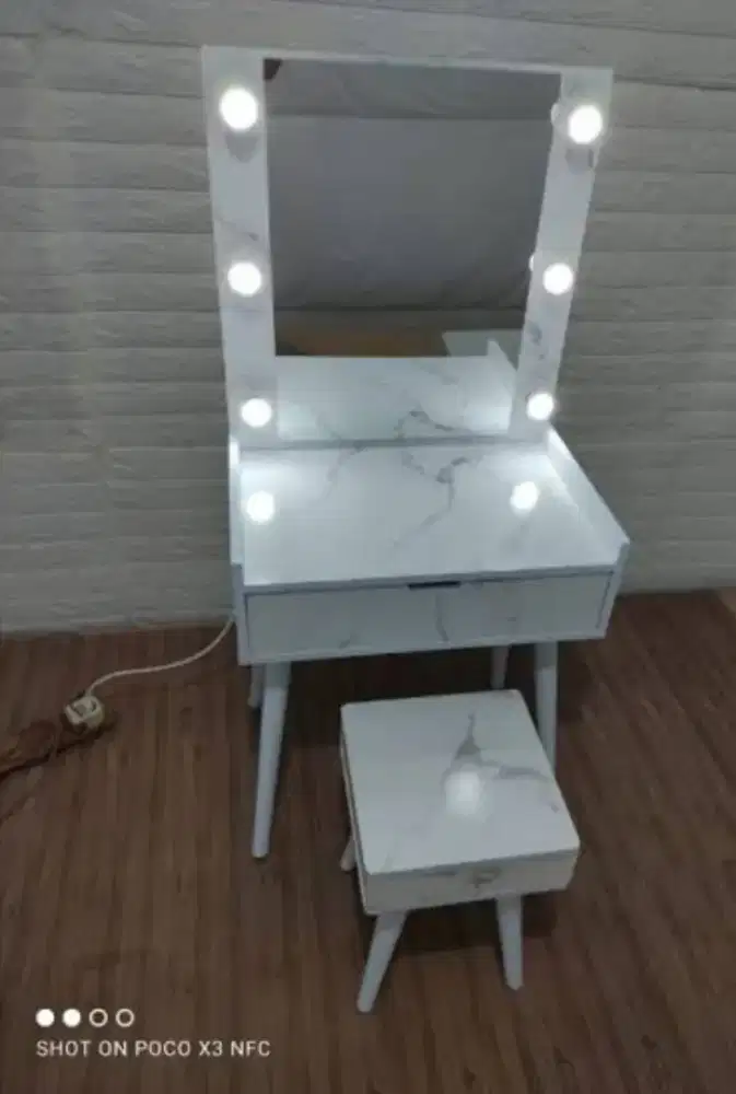 Meja Rias Vanity Minimalis
