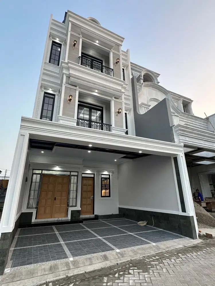 Rumah 3 lantai plus rooftop dalam townhouse mewah