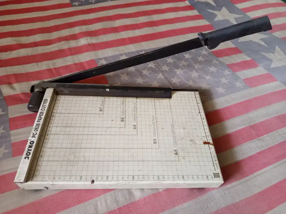 Alat pemotong kertas Joyko Paper Cutter