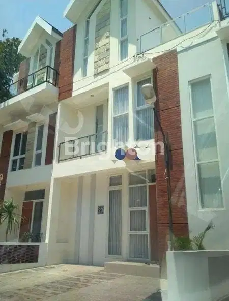 Dijual cepat harga murah, Villa 2,5 lantai di kota batu