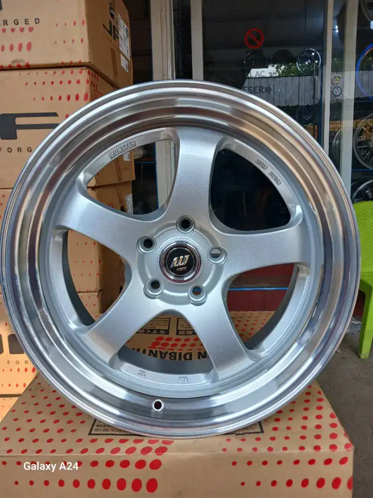 Velg work meister ring 18x8-9 pcd 5x114,3 ET 40 innova camry 4pcs