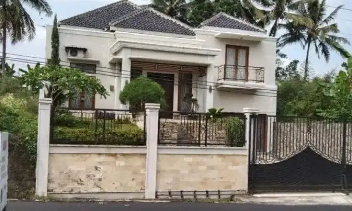 RUMAH MEWAH STRATEGIS EKONOMIS DI JAPUNAN MERTOYUDAN