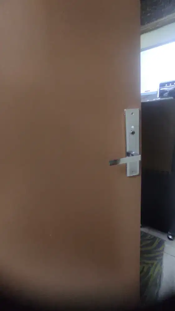 Pintu kayu masih baru