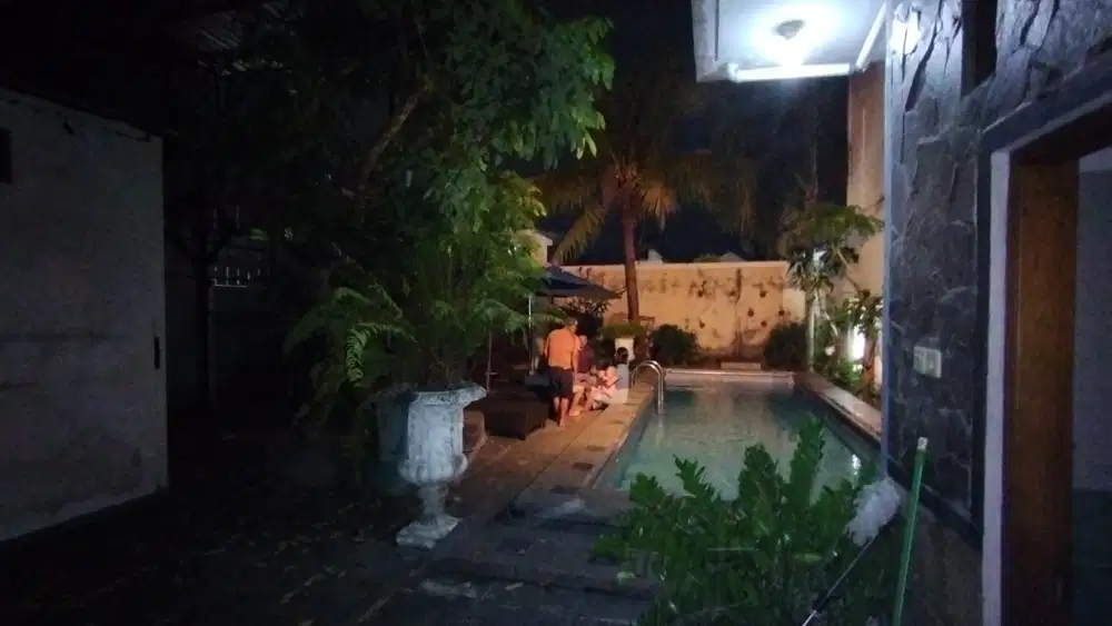 Rumah strategis dgn kolam renang pribadi di nologaten