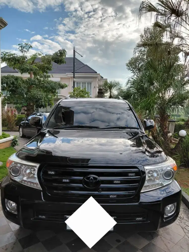 Dijual Toyota Land Cruiser 200 Diesel AT 2012 Hitam