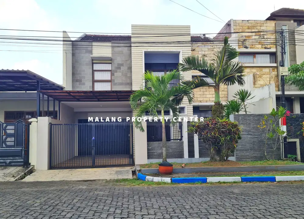 Rumah 2 Lantai Sial Huni Perumahan Araya Dekat Jalan Utama