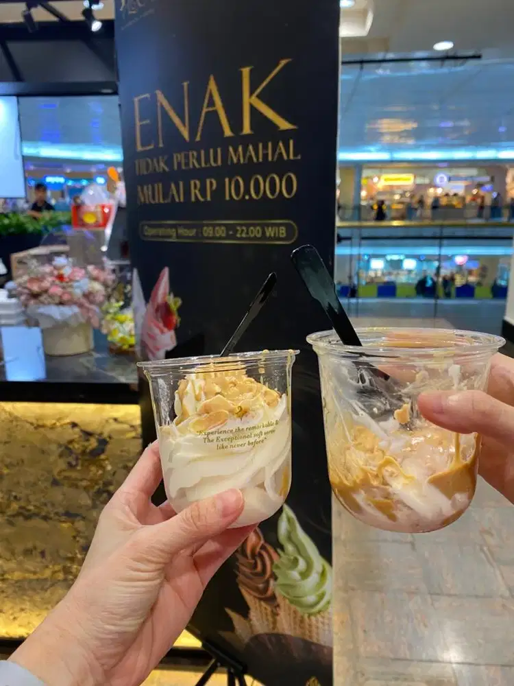 Staff outlet Luuca Mal Taman Anggrek