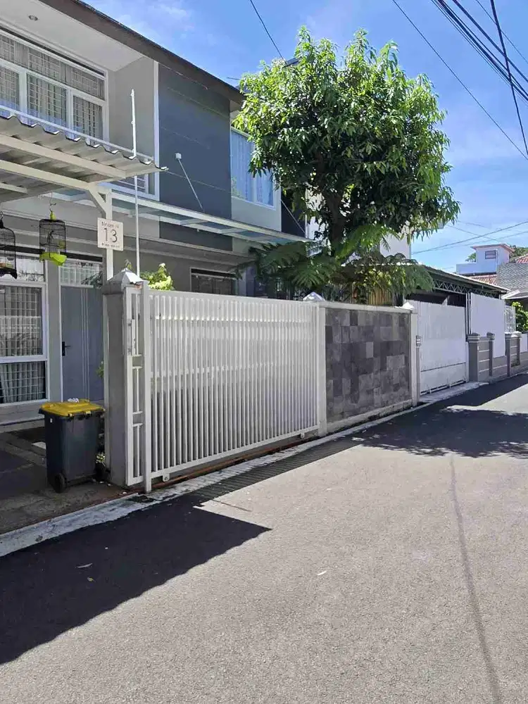 Jual Rumah Tinggal Full Furnis Yang Sangat nyaman Utk Hunian keluarga.                                     Jl. Sinom 
kel. Turangga 
Kec Lengkong 
Kota Bandung 40264