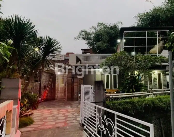 Rumah Villa style di pusat kota malang dekat alun-alun