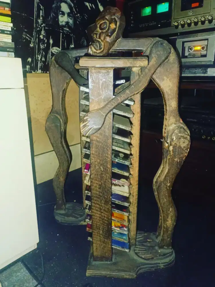Rak CD Audio - Ornamen Patung Kayu
